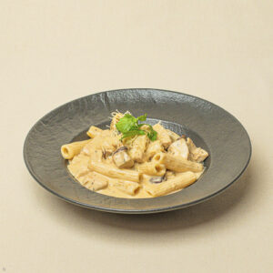 Pasta Corta en Salsa Alfredo y Hongos